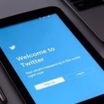 Twitter Spaces chega para concorrer com o Clubhouse. #PraCegoVer: Smarphone com o aplicativo do Twitter Aberto.